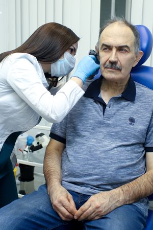Что делать, если болит ухо? Нимесил или Лор-врач?